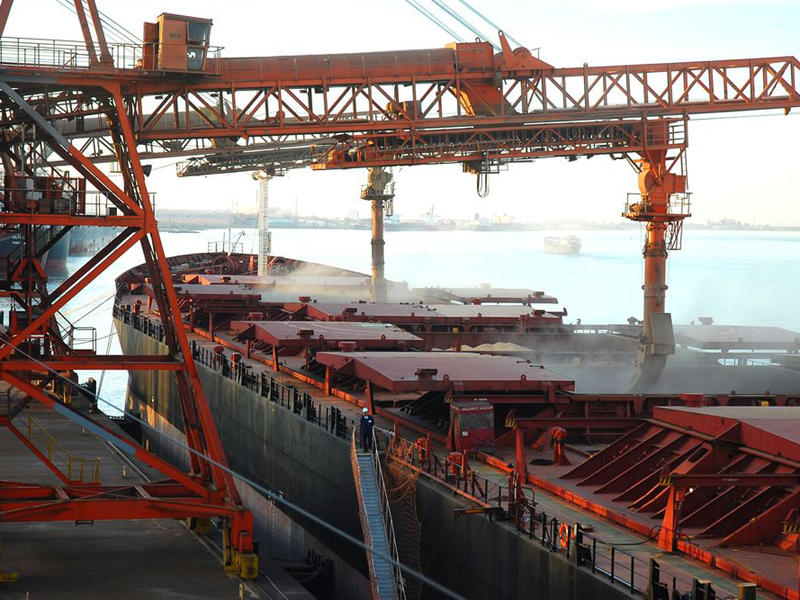 Vistoriador marítimo realizando inspeção no Porto de Rio Grande
